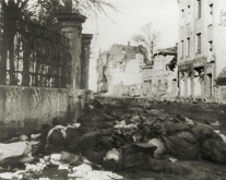 <p>Ermordete Bürger auf einer Straße in Tilsit. Ostpreußen, um 1945.<br />
<em>Bildarchiv Ostpreußen der Landsmannschaft Ostpreußen e.V.</em></p>
