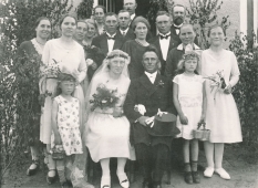 <p>Hochzeit von Herman und Maria Kenzler. Kalaushöfen, 1932.<br />
<em>Aus dem Familienarchiv</em></p>
