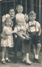 <p>Martha Liedke su vaikais. Iš kairės: Sieglindė, Peteris, Waltraud ir Rudolfas. Vėluva, 1939 m.<br />
<em>Iš šeimos archyvo</em></p>
