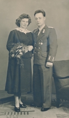 <p>Heinricho Kenzlerio ir Sieglindės Liedke vestuvės. Kiricas, Vokietijos Demokratinė Respublika, 1958 m. kovo 8 d.<br />
<em>Iš šeimos archyvo</em></p>
