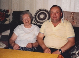 <p>Nach über 40 Jahren wieder vereint: Erna Herzmann mit dem Sohn Rudolf Herzmann. Köln, Deutschland, 1986.<br />
<em>Aus dem Familienarchiv</em></p>
