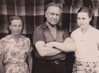 <p>Liucija Mykolaitytė – Lucie Mickoleit (dešinėje) su Grūšlaukės parapijos kunigu Viliumi Balandžiu. Kretingos r., apie 1957–1958 m.<br />
<em>Iš šeimos archyvo</em></p>
