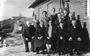 <p>Bruno ir Martha Pasenau (dešinėje pusėje viršuje) su giminaičiais. Vokietija, XX a. 4-asis dešimtmetis.<br />
<em>Iš šeimos archyvo</em></p>
