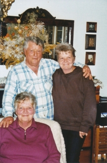 <p>Olaf Pasenau mit den Schwestern Gudrun (sitzend) und Ute (stehend). Gransee, Deutschland, 16. Oktober 2013.<br />
<em>Aus dem Familienarchiv</em></p>
