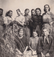 <p>Ella Karin Macik (pirmoje eilėje pirma iš kairės), Piktupėnų tarybinio ūkio darbininkė. Pagėgių r., apie 1959 m.<br />
<em>Iš šeimos archyvo</em></p>
