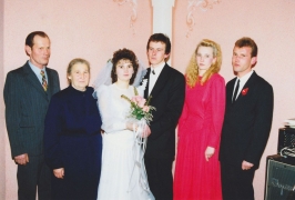 <p>Hochzeit von Laima, der jüngsten Tochter von Kostas und Julijona Galinaičiai, und Saulius. Neben ihnen die Tochter Vida und der Sohn Alvydas. Kybartai, 1980er Jahre.<br />
<em>Aus dem Familienarchiv</em></p>
