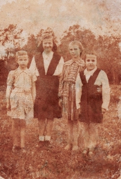 <p>Pradžios mokyklos IV-ąją klasę baigusios moksleivės. Trečia iš kairės – Irena Kakšytė. Lapgiriai, Jurbarko r., 1952 m.<br />
<em>Iš šeimos archyvo</em></p>
