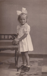 <p>Ingrid Ursula Ramm. Neuhausen, Ostpreußen, um 1939–1940.<br />
<em>Aus dem Familienarchiv</em></p>
