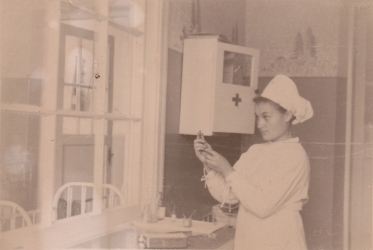 <p>Marija Juškaitė als Kinderkrankenschwester im Säuglingsheim Kaunas. Um 1959.<br />
<em>Aus dem Familienarchiv</em></p>
