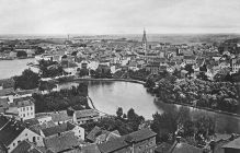 <p>Įsruties miesto panorama. Rytų Prūsija, apie 1910–1915 m.<br />
<em>Rytprūsių kraštiečių draugija, Rytų Prūsijos vaizdų archyvas</em></p>
