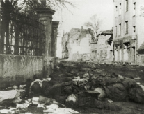 <p>Nužudyti gyventojai Tilžės miesto gatvėje. Rytų Prūsija, apie 1945 m.<br />
<em>Rytprūsių kraštiečių draugija, Rytų Prūsijos vaizdų archyvas</em></p>

