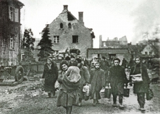 <p>Ostpreußische Bürger fliegen vor der nahenden Roten Armee. Um 1944–1945.<br />
<em>Bildarchiv Ostpreußen/Landsmannschaft Ostpreußen e. V.</em></p>
