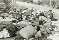<p>Po rusų atakos suniokoti karo pabėgėlių daiktai. Apie 1944–1945 m.<br />
<em>Rytprūsių kraštiečių draugija, Rytų Prūsijos vaizdų archyvas</em></p>
