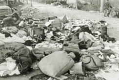 <p>Durch einen Angriff der Russen vernichtetes Hab und Gut von Flüchtlingen. Um 1944–1945.<br />
<em>Bildarchiv Ostpreußen/Landsmannschaft Ostpreußen e. V.</em></p>
