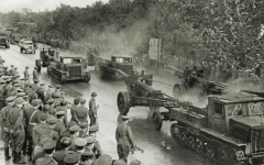 <p>„Pergalingas“ Raudonosios armijos paradas Kranco alėjoje Karaliaučiaus mieste. Rytų Prūsija, 1945 m.<br />
<em>Rytprūsių kraštiečių draugija, Rytų Prūsijos vaizdų archyvas</em></p>
