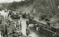 <p>„Siegesparade“ der Roten Armee in der Kranzallee in Königsberg. Ostpreußen, 1945.<br />
<em>Bildarchiv Ostpreußen/Landsmannschaft Ostpreußen e. V.</em></p>
