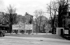 <p>Sowjetische Propagandaparolen im zerbombten Königsberg. Ostpreußen, 1945.<br />
<em>Litauisches Zentralarchiv</em></p>

