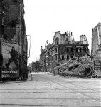 <p>Sowjetische Propagandaparolen im zerbombten Königsberg. Ostpreußen, 1945.</p>
