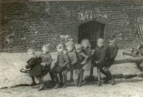 <p>Laimingi Rytų Prūsijos vaikai. XX a. 3–5-asis dešimtmečiai.<br />
<em>Rytprūsių kraštiečių draugija, Rytų Prūsijos vaizdų archyvas</em></p>
