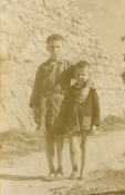 <p>Du broliai, karo pabėgėliai iš Rytų Prūsijos, ant Gedimino pilies kalno. Juos fotografavusio Liongino Dambrausko prašė valgyti. Vilnius, 1947 m. gegužės 5 d.<br />
<em>Lietuvos gyventojų genocido ir rezistencijos tyrimo centro Okupacijų ir laisvės kovų muziejus</em></p>
