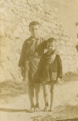 <p>Zwei Brüder, Kriegsflüchtlinge aus Ostpreußen, auf dem Gediminashügel. Sie bitten den sie Fotografen Lionginas Dambrauskas um etwas zu essen. Vilnius, 5. Mai 1947.<br />
<em>Das Museum der Besetzung und Freiheitskämpfe des Zentrums zur Erforschung von Genozid und Widerstand der Bevölkerung Litauens</em></p>
