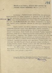 <p>„Lagery randasi 215 žmonių, įskaitant vaikus. Padėtis lagery nežmoniška, blogesnė negali būti. Gyventojai nepanašūs į žmones, nuplyšę, visi murzini. Pragyvena tik iš elgetavimo. Pradeda siausti dezinterija. Penki žmonės jau patalpinti Pagėgių ligoninėj. Nuvažiavę radom vėl du sergančius, kuriuos kartu paėmiau ir su mašina nuvežiau į ligoninę. Viso Pagėgių rajone randasi 415 Vokietijos piliečių. Tarp jų randasi beveik trečdalis nedarbingų, kurie ir elgetauti nepajėgia, bet niekas jais nesirūpina. Telšių rajone randasi apie 100 vokiečių piliečių. Jų gyvenimo sąlygos panašios į Pagėgių. Šiaulių rajone taipogi randasi virš 100 Vokietijos piliečių, apie jų gyvenimo sąlygas negaliu nieko pasakyti. Visi Vokietijos piliečiai prašo pagalbos iš Tarybinės Vyriausybės ir kad greičiau vežtų juos į Vokietiją. Ar galima tokioj padėty juos gabenti į Vokietiją?“ Ištrauka iš  Klaipėdos srities vykdomojo komiteto Repatriacijos ir persikėlimo punkto skyriaus inspektoriaus ataskaitos. 1950 m. Dokumento kalba netaisyta.<br />
<em>Lietuvos centrinis valstybės archyvas</em></p>
