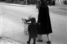 <p>Die ersten Tage nach dem 2. Weltkrieg. Eine Frau mit Kindern. Tapiau, Ostpreußen, 6. Juni 1946. Fotograf P. Karpavičius.<br />
<em>Litauisches Zentralarchiv</em></p>
