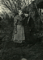 <p>Stasė und Antanas Tamučiai, die Pflegeeltern von Ruth und Karl-Heinz. Blūžgalis, Rajongemeinde Šiauliai, 1940er Jahre.<br />
<em>Aus dem Familienarchiv</em></p>
