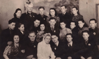 <p>Rūtos Birutės ir Vaclovo Gorių vestuvės. Šiauliai, 1953 m. Pirmoje eilėje pirma iš kairės – sesuo Helga, paskutinėje eilėje trečias iš kairės – brolis Karlas Heinzas.<br />
<em>Iš šeimos archyvo</em></p>
