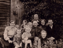<p>Globėjai Stasė ir Antanas Tamučiai (centre). Ant globėjos kelių – Rūtos Birutės duktė Irena, dešinėje – Rūtos Birutės brolis Karlas Heinzas, už globėjų – Rūta Birutė Gorienė. Blūžgalis, Šiaulių r., 1957 m. birželio 26 d.<br />
<em>Iš šeimos archyvo</em></p>
