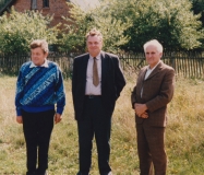 <p>Die Brüder von Rūta Birutė Gorienė Siegfried und Karl-Heinz (von links) in der Heimat. Um 1992–1993.<br />
<em>Aus dem Familienarchiv</em></p>
