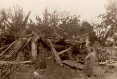 <p>Rūta Birutė Gorienė auf dem verfallenen Hof ihrer Eltern. 1978.<br />
<em>Aus dem Familienarchiv</em></p>
