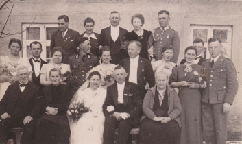 <p>Ellos ir Willio Heinrichų vestuvės. Priekyje antra iš dešinės stovi Hanso Heinricho teta Gretė, paskutinėje eilėje antra iš kairės stovi teta Frida. XX a. 4-asis dešimtmetis.<br />
<em>Iš šeimos archyvo</em></p>
