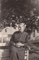 <p>Anna Lange, die Großmutter von Hans Heinrich. Sie ist nach dem Krieg verhungert. 1944.<br />
<em>Aus dem Familienarchiv</em></p>
