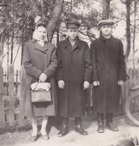 <p>Genius Balaika (centre) savo krikšto dieną su krikšto tėvais Marcele ir Jonu Balaikomis. Plutiškės, 1958 m. <br />
<em>Iš šeimos archyvo</em></p>
