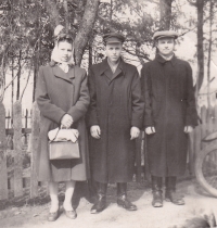 <p>Genius Balaika (Mitte) am Tag seiner Taufe mit den Taufpaten Marcelė und Jonas Balaikos. Plutiškės, 1958.<br />
<em>Aus dem Familienarchiv</em></p>
