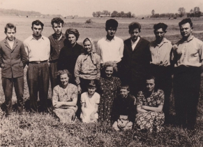 <p>Genius Balaika (trečias iš kairės) su gausia globėjų Juozo ir Kotrynos Balaikų šeima. Antros eilės centre stovi globėja Kotryna Balaikienė. Plutiškės, XX a. 6-asis dešimtmetis.<br />
<em>Iš šeimos archyvo</em></p>
