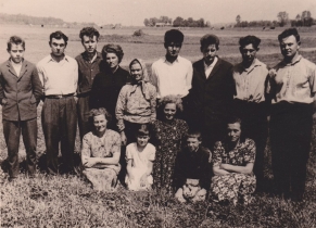 <p>Genius Balaika (dritter von links) mit der großen Familie der Pflegeeltern Juozas und Kotryna Balaikos. In der Mitte der zweiten Reihe steht die Pflegemutter Kotryna Balaikienė. Plutiškės, 1950er Jahre.<br />
<em>Aus dem Familienarchiv</em></p>
