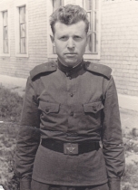 <p>Genius Balaika als Soldat der Sowjetarmee. Kronstadt, UdSSR, um 1961.<br />
<em>Aus dem Familienarchiv</em></p>
