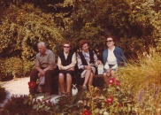 <p>Die Familie von Genius Balaika: der Vater Willi, die Mutter Ella, die Tanten Frieda und Grete. Deutschland, 1980er/1990er Jahre.<br />
<em>Aus dem Familienarchiv</em></p>
