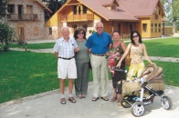 <p>Der Bruder Günter Heinrich (Mitte) stattet der Familie in Litauen einen Besuch ab. Marijampolė, 2006.<br />
<em>Aus dem Familienarchiv</em></p>
