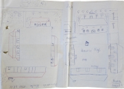 <p>Das Geburtshaus in Ostpreußen. Genius Balaika (links) und Ella Heinrich (rechts) zeichnen auf verschiedenen Blättern den Plan des Hofes nach. Die Zeichnungen von Mutter und Sohn stimmen überein. Deutschland, Juli – August 1992.<br />
<em>Aus dem Familienarchiv</em></p>
