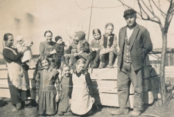 <p>Hermann und Maria Kenzler mit den Kindern. Kalaushöfen, um 1940–1942.<br />
<em>Aus dem Familienarchiv</em><br />
 </p>
