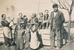 <p>Hermanas ir Marija Kenzleriai su savo vaikais. Kalaushöfenas, apie 1940–1942 m.<br />
<em>Iš šeimos archyvo</em></p>
