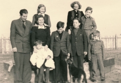 <p>Im Kinderheim Kyritz. Die Brüder Kenzler von links: Ulrich, Rudolf, Heinrich, Ferdinand (oben) und Gerd. Deutsche Demokratische Republik, um 1952–1953.<br />
<em>Aus dem Familienarchiv</em></p>
