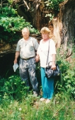 <p>Heinrichas ir Sieglindė Kenzleriai Aslakuose, kur 1946 m. mirė Heinricho Kenzlerio mama Marija. 1996 m. rugsėjis.<br />
<em>Iš šeimos archyvo</em></p>
