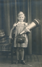 <p>Sieglindė pirmąją mokslo metų dieną. Vėluva, 1940 m.<br />
<em>Iš šeimos archyvo</em></p>
