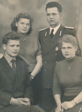 <p>Ulrichas, Waltraud (sėdi), Sieglindė ir Rudolfas (stovi) Liedke Kirico vaikų globos namuose. Vokietijos Demokratinė Respublika, 1956 m.<br />
<em>Iš šeimos archyvo</em></p>

