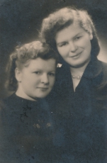 <p>Seserys Irmgard ir Sieglindė. Kaunas, 1956 m.<br />
<em>Iš šeimos archyvo</em></p>
