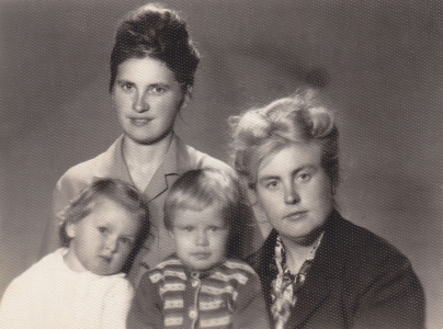 <p>Stanislova Ona Dabulevičienė su dukra Sigrida (kairėje). Kapsukas (dab. Marijampolė), apie 1964 m.<br />
<em>Iš šeimos archyvo</em></p>
